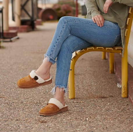 ARIAT Women's Jackie Square Toe Shearling Lined Slip On Slipper