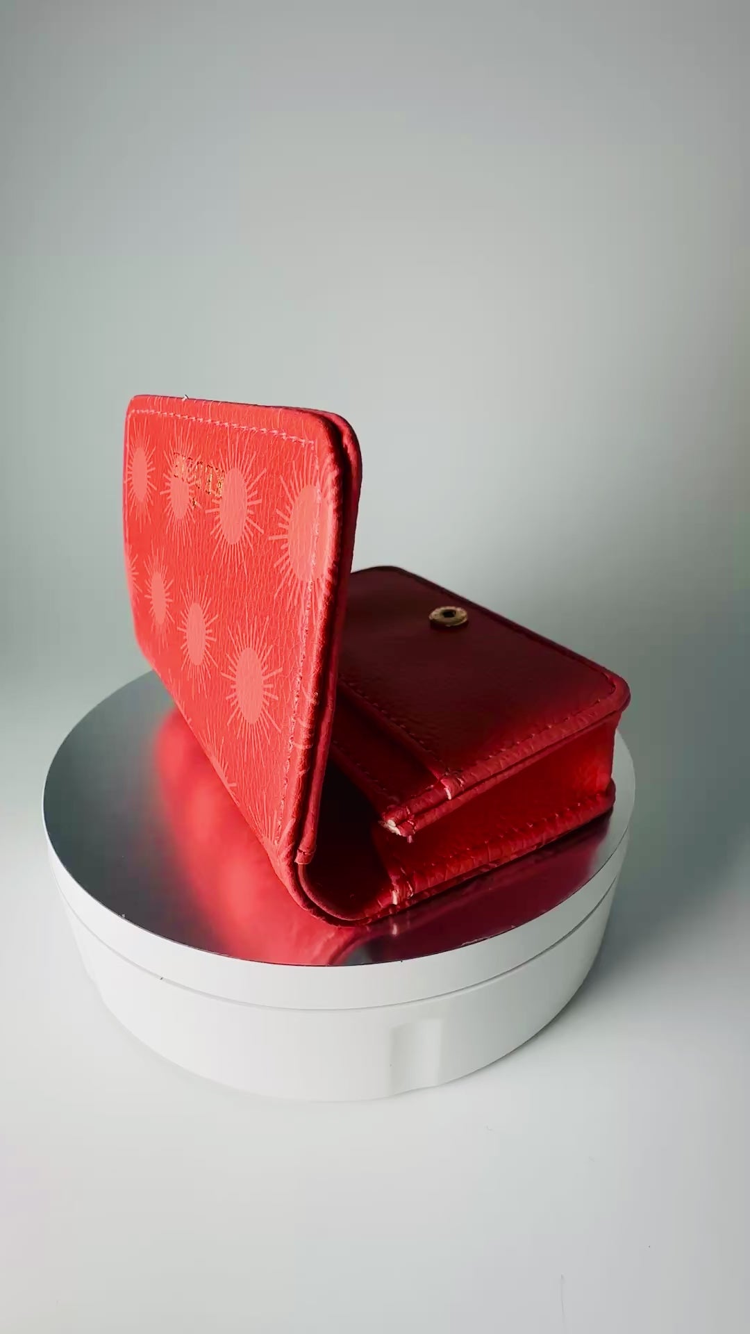 Load video: Kedzie Essentials Only Cash &amp; Card Wallet